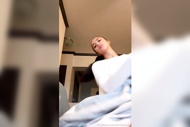 EmilyTexas Grinds Her Wet Pussy On The Floor For A Gushing Solo Orgasm