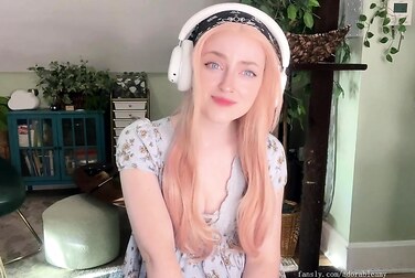 AdorableAmy's Live Dildo Show: Fucking Herself To A Soaking Wet Orgasm