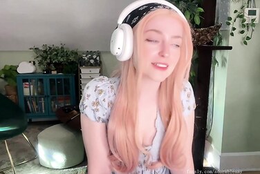 AdorableAmy's Live Dildo Show: Fucking Herself To A Soaking Wet Orgasm