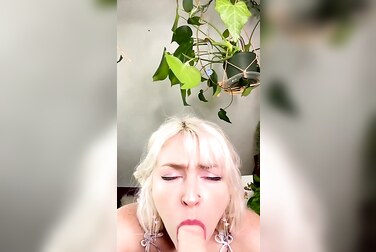 Fuck Machine Destroys AdorableAmy's Pussy Until She Squirts Buckets