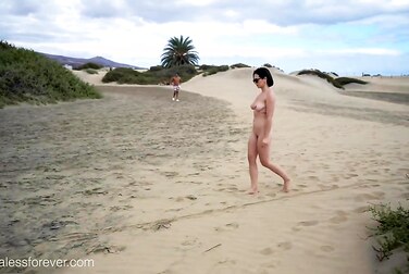 Eve Sweet's Public Beach Strip: Horny Teen Gets Fucking Naked and Plays With Herself Outdoors