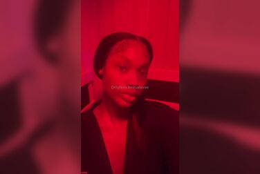 Teresa Lavae's Red Light Fingering Show: Soaking Wet Pussy Begs For Cock