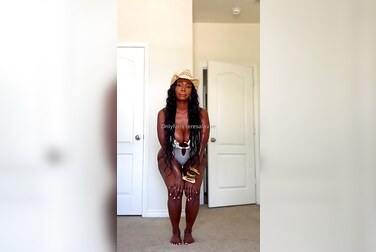 Teresa Lavae's Swimsuit Try-On Gets Her So Horny She Finger-Fucks Her Dripping Pussy Raw