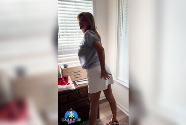 Flexible Slut Themaryburke Stretches Her Pussy Wide Open in a Solo Yoga Tease